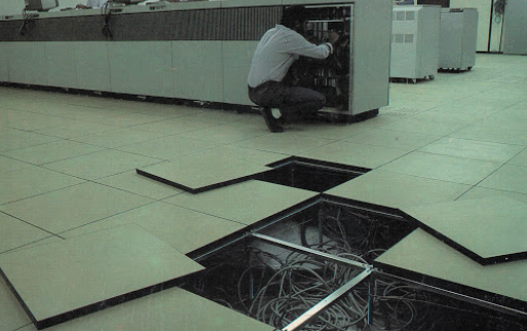 Técnico de data center agachado